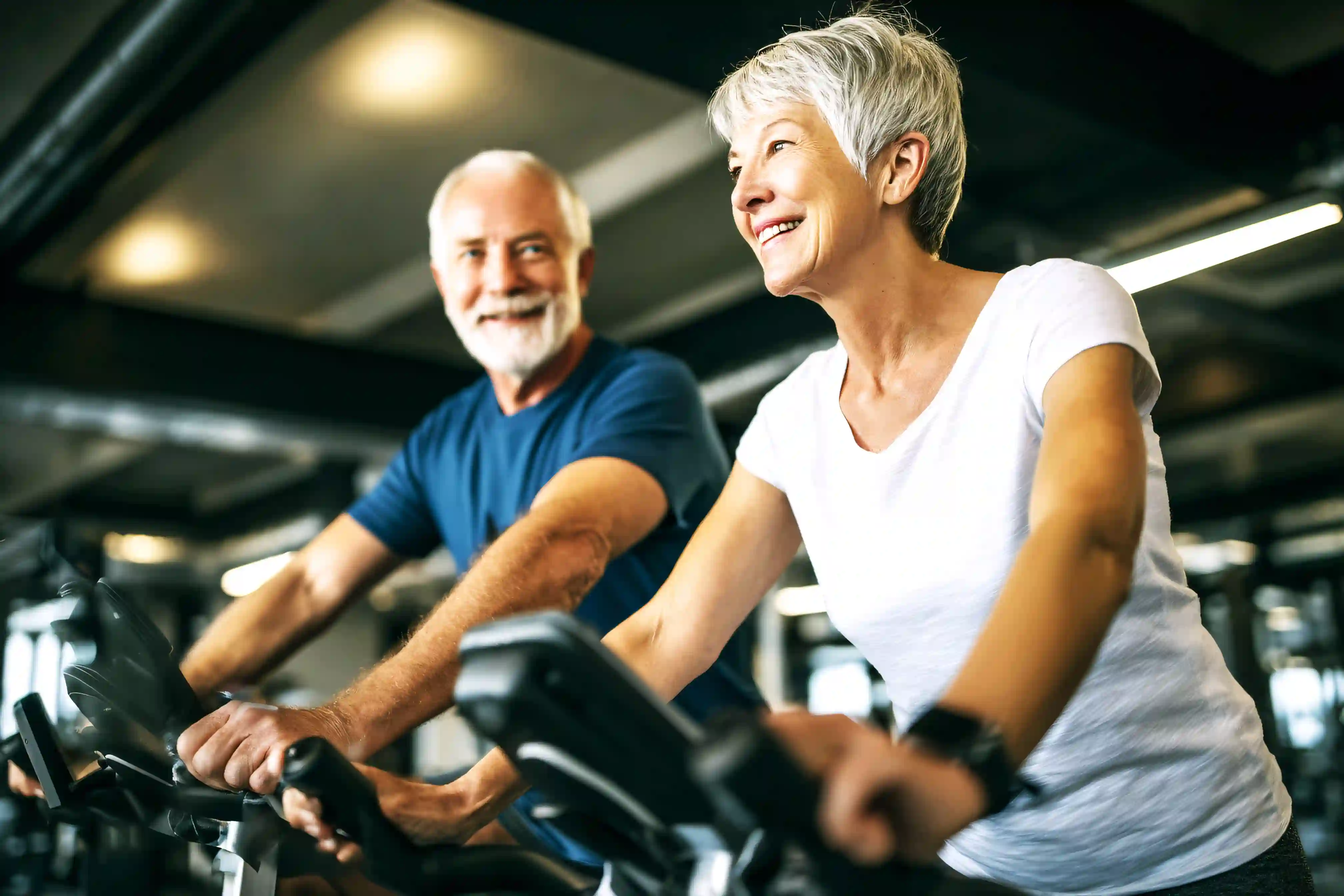 Casal se exercitando na academia